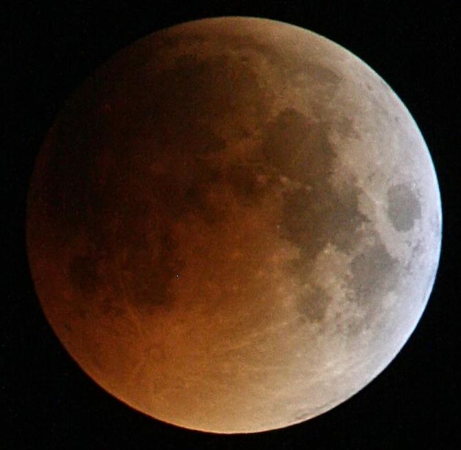 English: Total Lunar eclipse 15 June 2011 in i... English: Total Lunar eclipse 15 June 2011 in i...