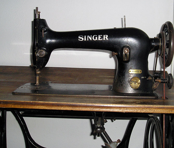 Singer sewing machine - 31K32 (detail 1)